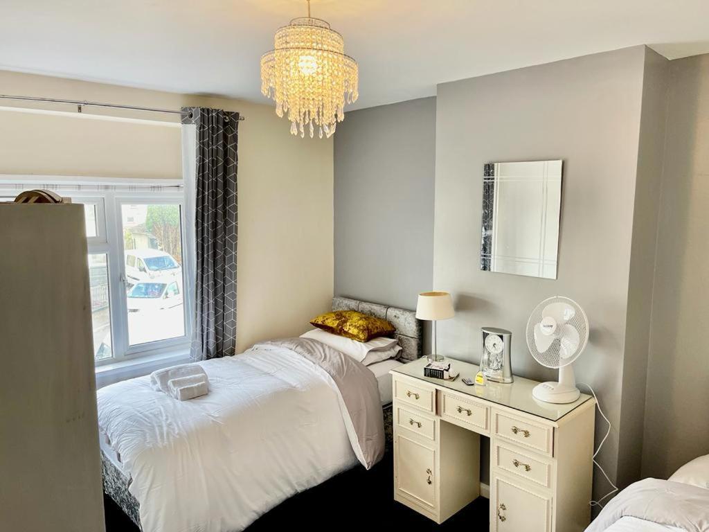 Lovely Holiday Home Near Cardiff City Centre - Madoc Road 3 Bedrooms Sleeps Up To 7 Exteriér fotografie