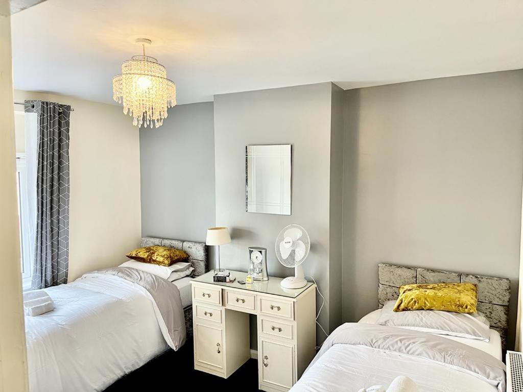 Lovely Holiday Home Near Cardiff City Centre - Madoc Road 3 Bedrooms Sleeps Up To 7 Exteriér fotografie