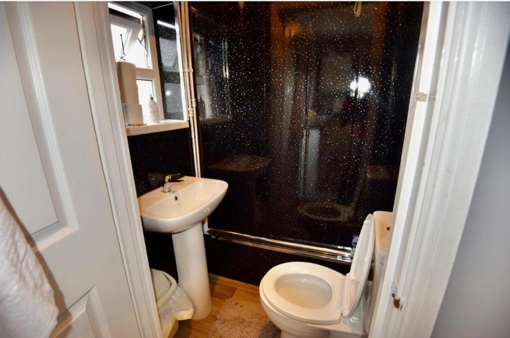 Lovely Holiday Home Near Cardiff City Centre - Madoc Road 3 Bedrooms Sleeps Up To 7 Exteriér fotografie
