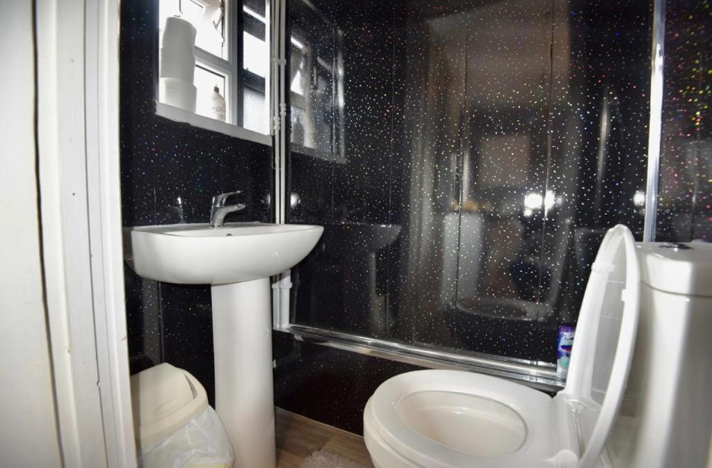 Lovely Holiday Home Near Cardiff City Centre - Madoc Road 3 Bedrooms Sleeps Up To 7 Exteriér fotografie